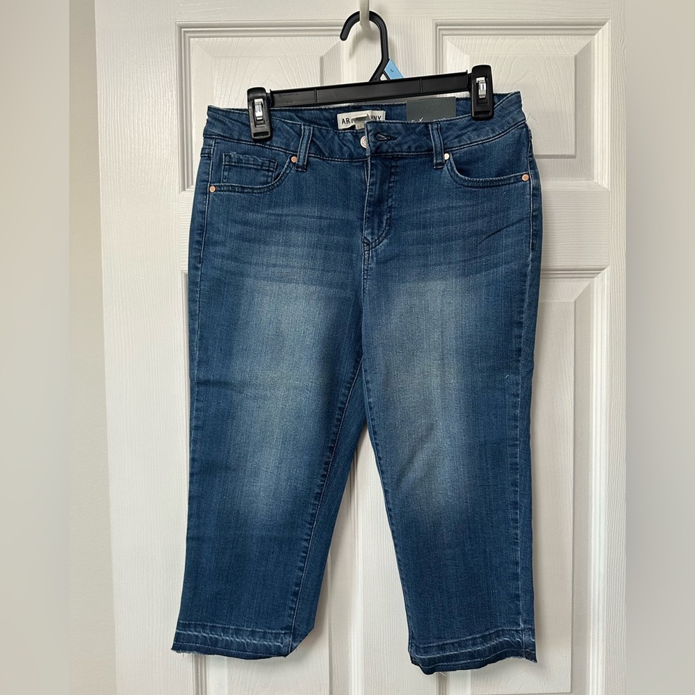 Artisan NY Mid-Rise Crop Jeans in Medium Blue - Women
